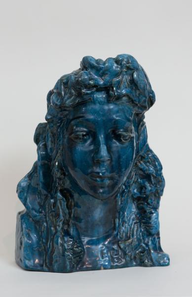 M. A. Vrubel (Omsk, 1856 – San Pietroburgo, 1910)
La ragazza con la corona di fiori, fine 1800-inizio 1900, maiolica, 34 x 23 x 21.5 cm
© Ministry for Culture of the Russian Federation 
Federal State Budgetary Cultural Institution „State Historical Artistic and Literary Museum Reserve Abramtsevo“, Abramtsevo
